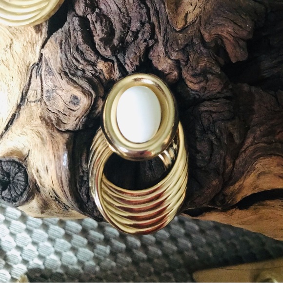 Vintage 80’s Costume Gold Tone & Cream Oval Geometric Post 1.5 in Earrings - Picture 6 of 7